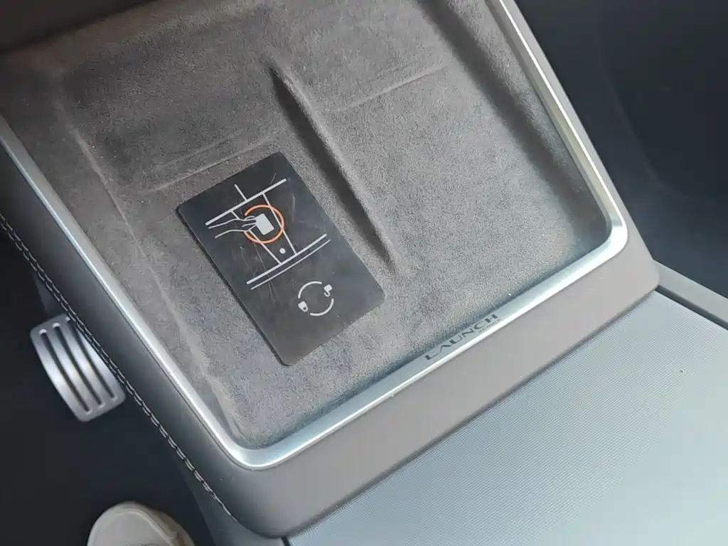 Tesla Model Y — миниатюра 9