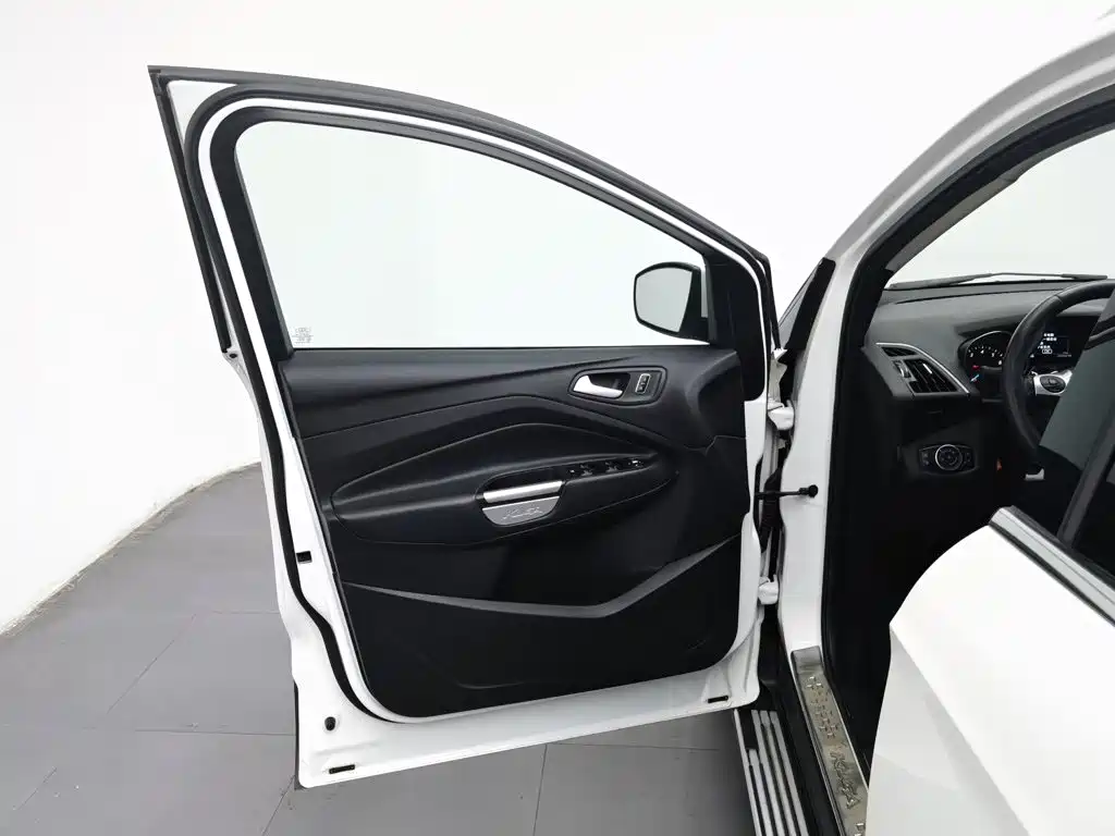 Ford Kuga — миниатюра 8