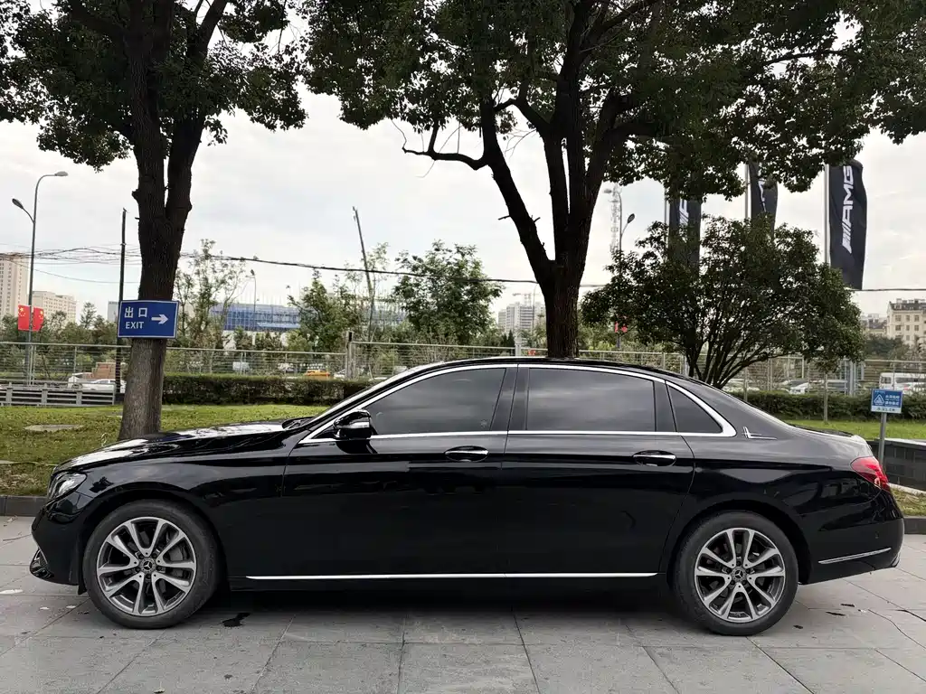 Mercedes-Benz E-Class — миниатюра 11