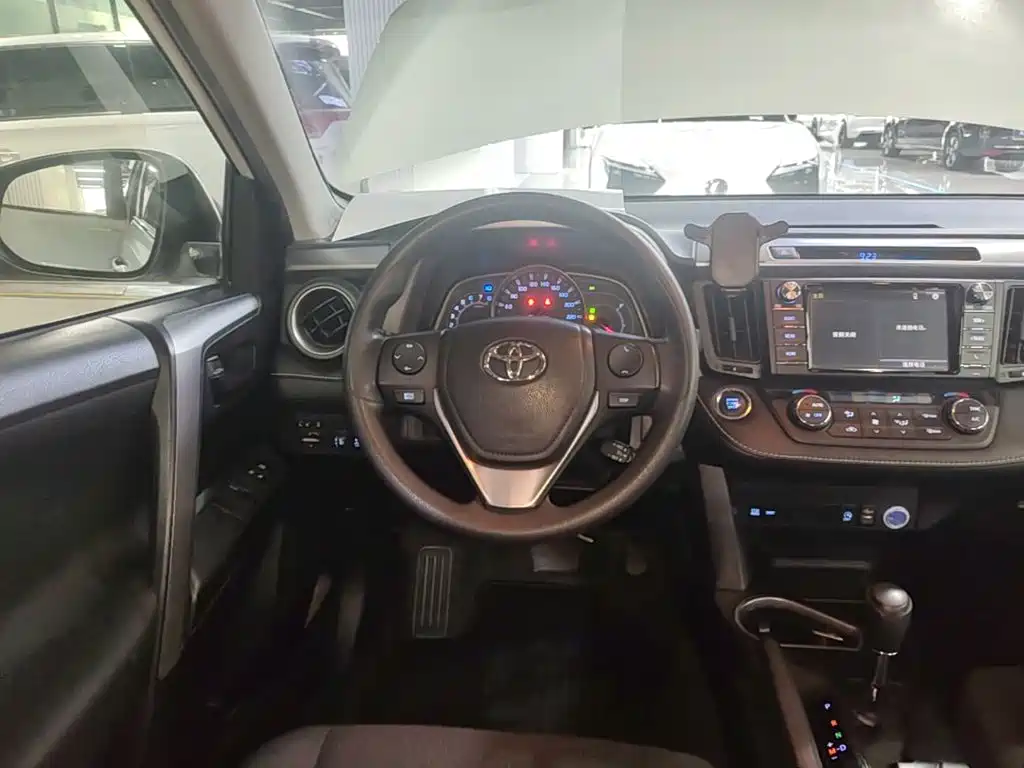 Toyota RAV4 — миниатюра 11