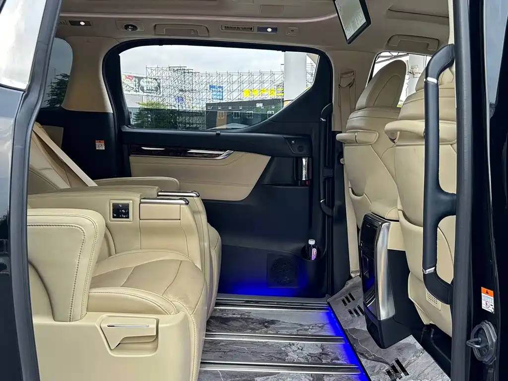 Toyota Alphard — миниатюра 16