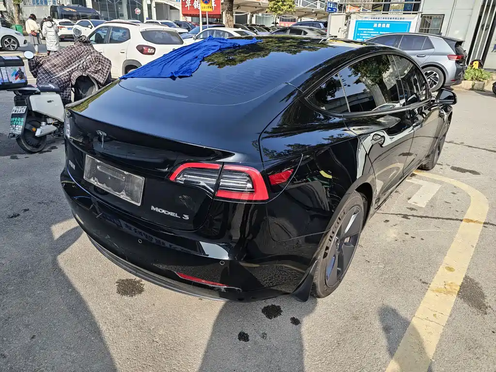 TESLA MODEL 3