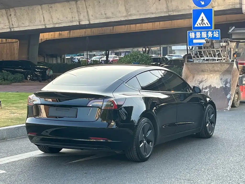Tesla Model 3 — миниатюра 5