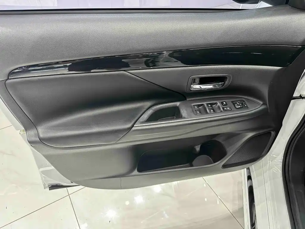 Mitsubishi Outlander — миниатюра 8