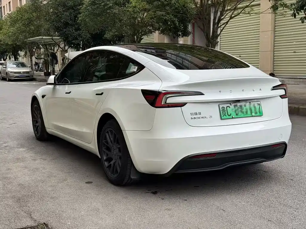 TESLA MODEL 3