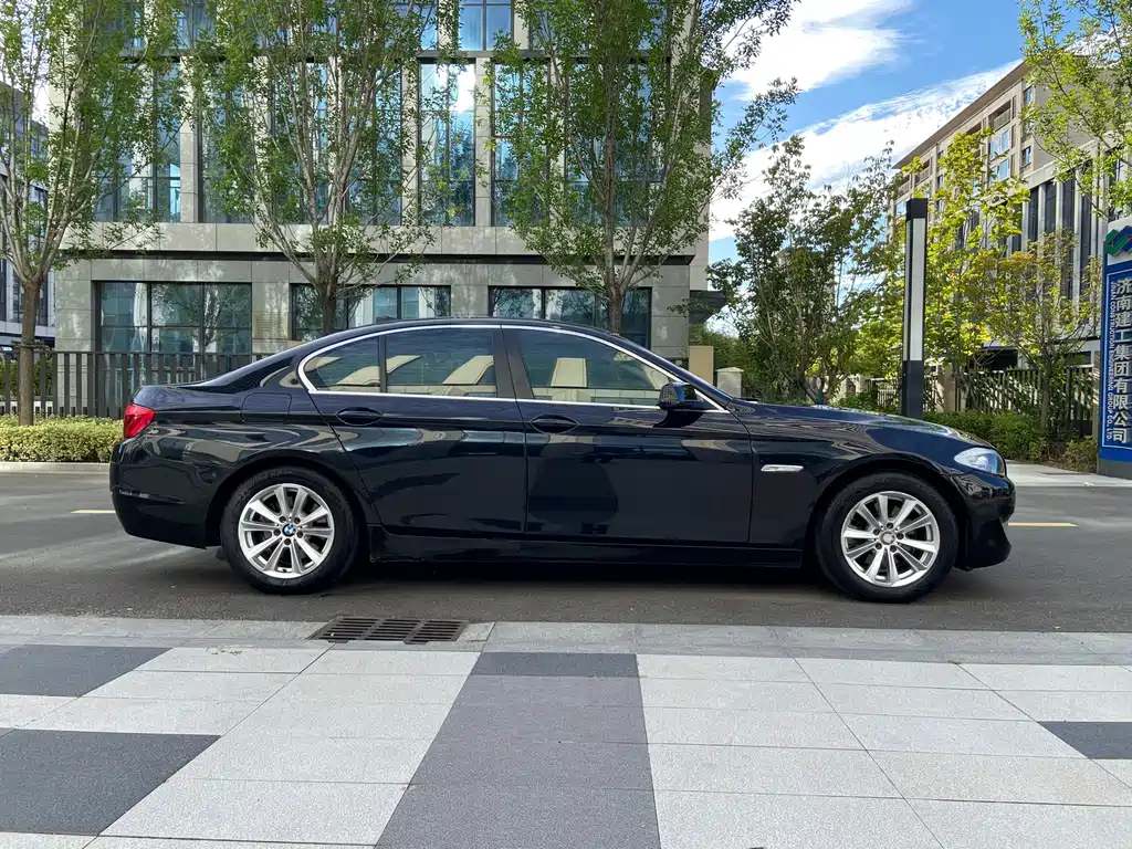 BMW 5 Series — миниатюра 6