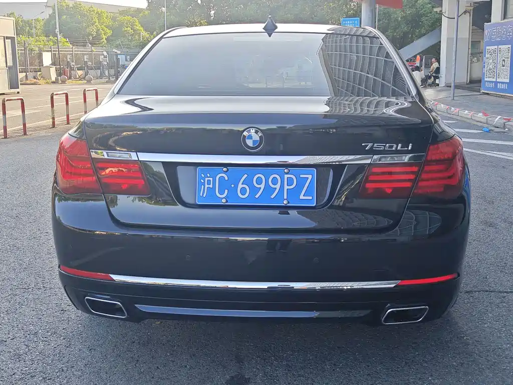 BMW 7 Series — миниатюра 5