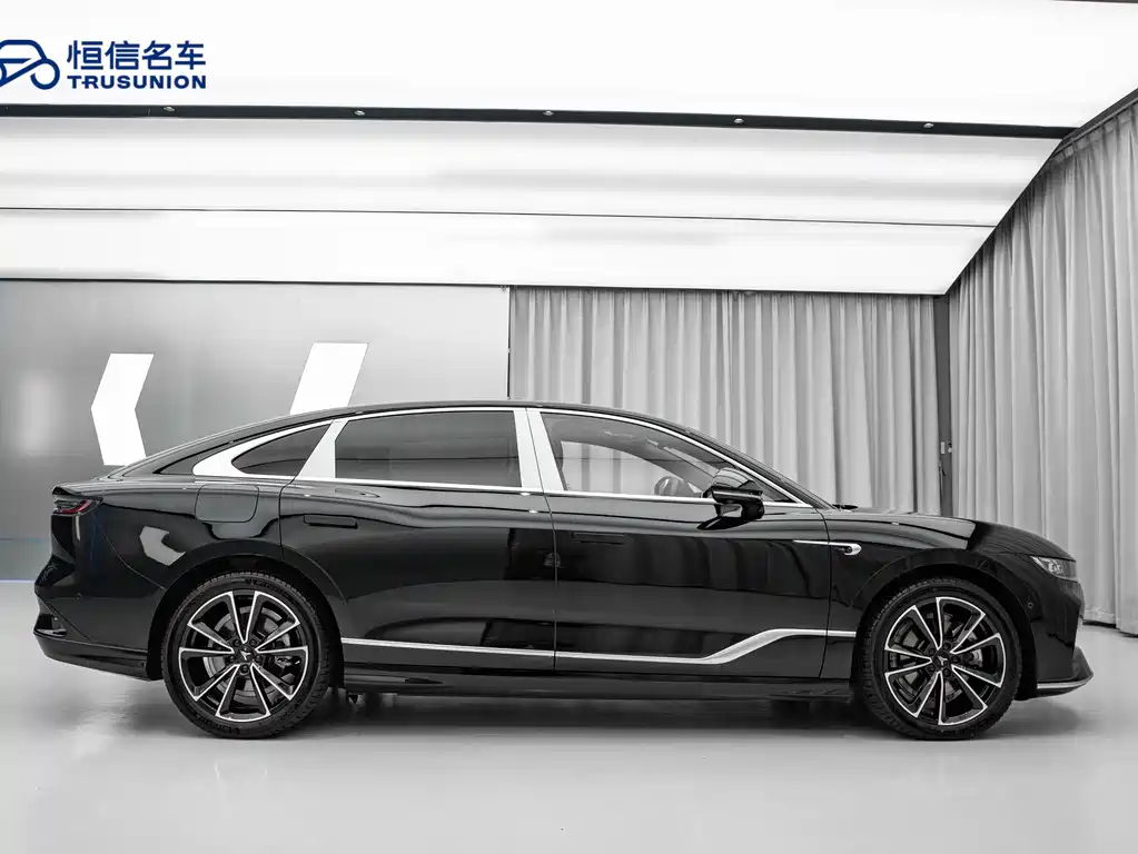 VOYAH LANTU CHASING LIGHT