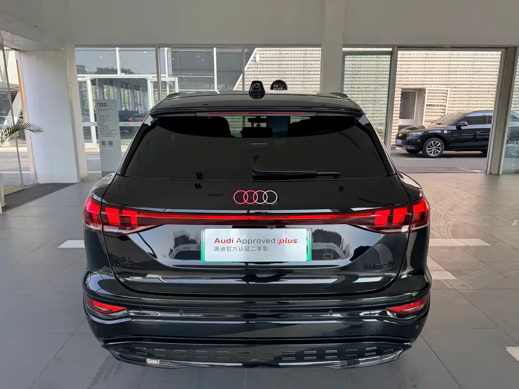 AUDI Q6L E TRON