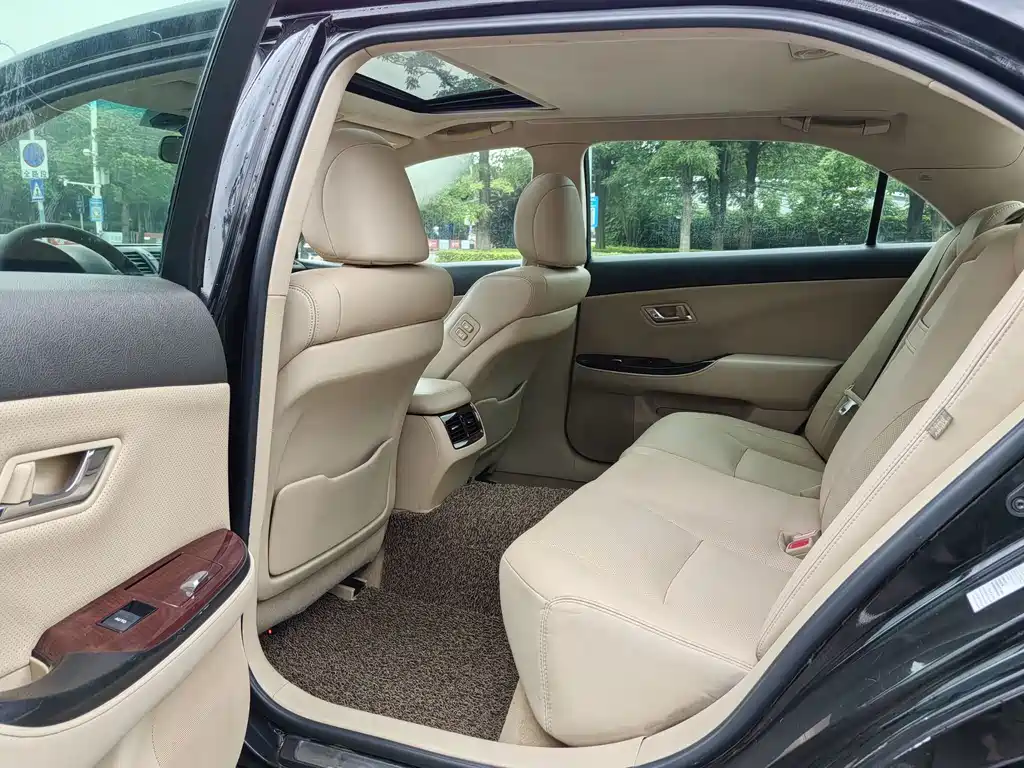 Toyota Crown — миниатюра 13