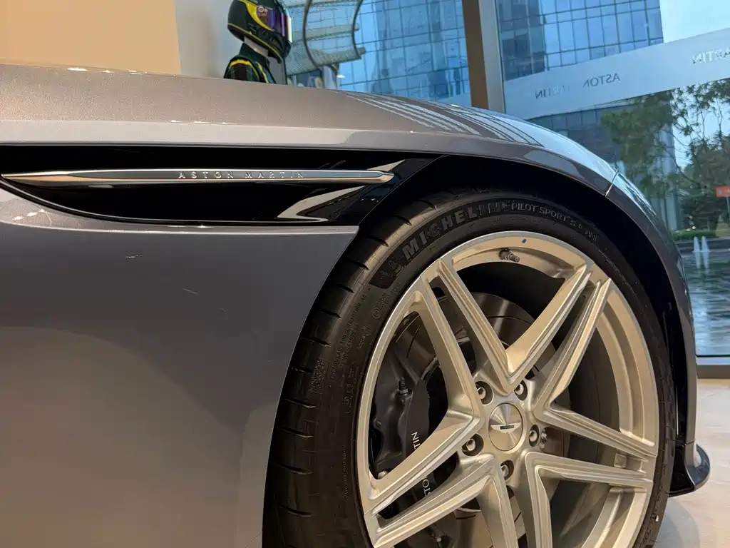 Aston Martin DB12 — миниатюра 13