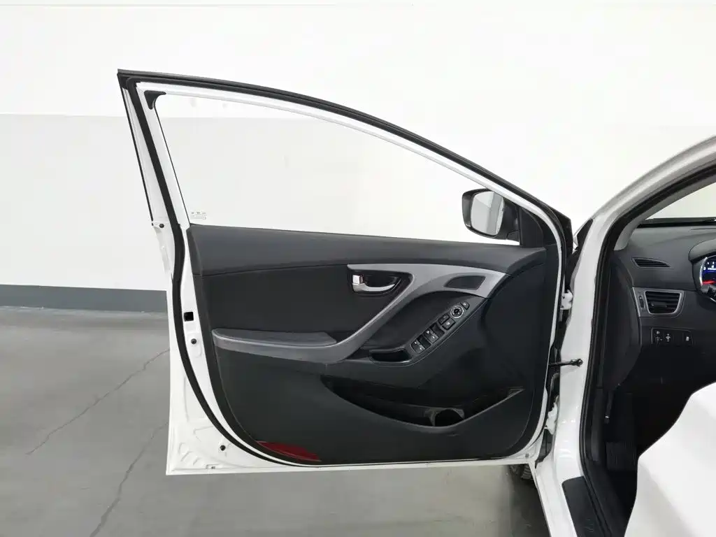 Hyundai Elantra Langdong — миниатюра 8
