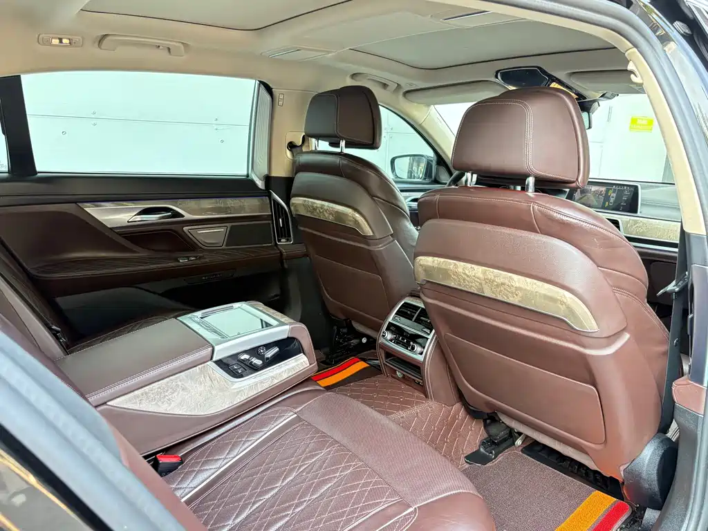 BMW 7 Series — миниатюра 12