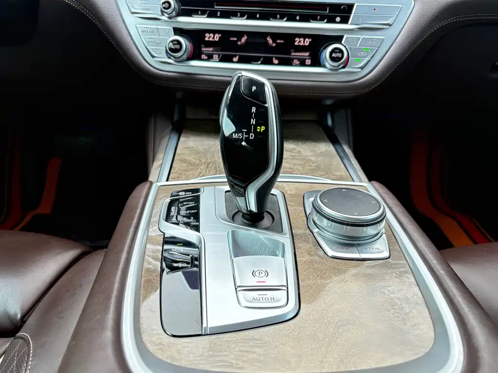 BMW 7 Series — миниатюра 19