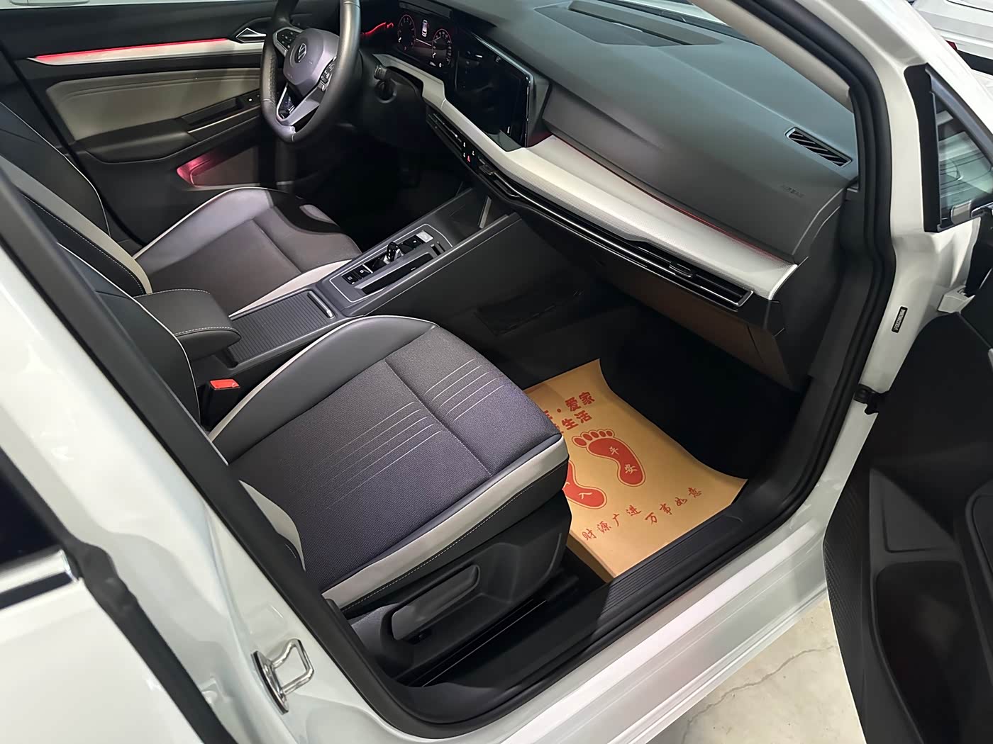 Volkswagen Golf 1.4 л 2022 г. Белый, пробег 25000 км