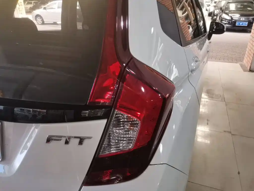 Honda Fit — миниатюра 8