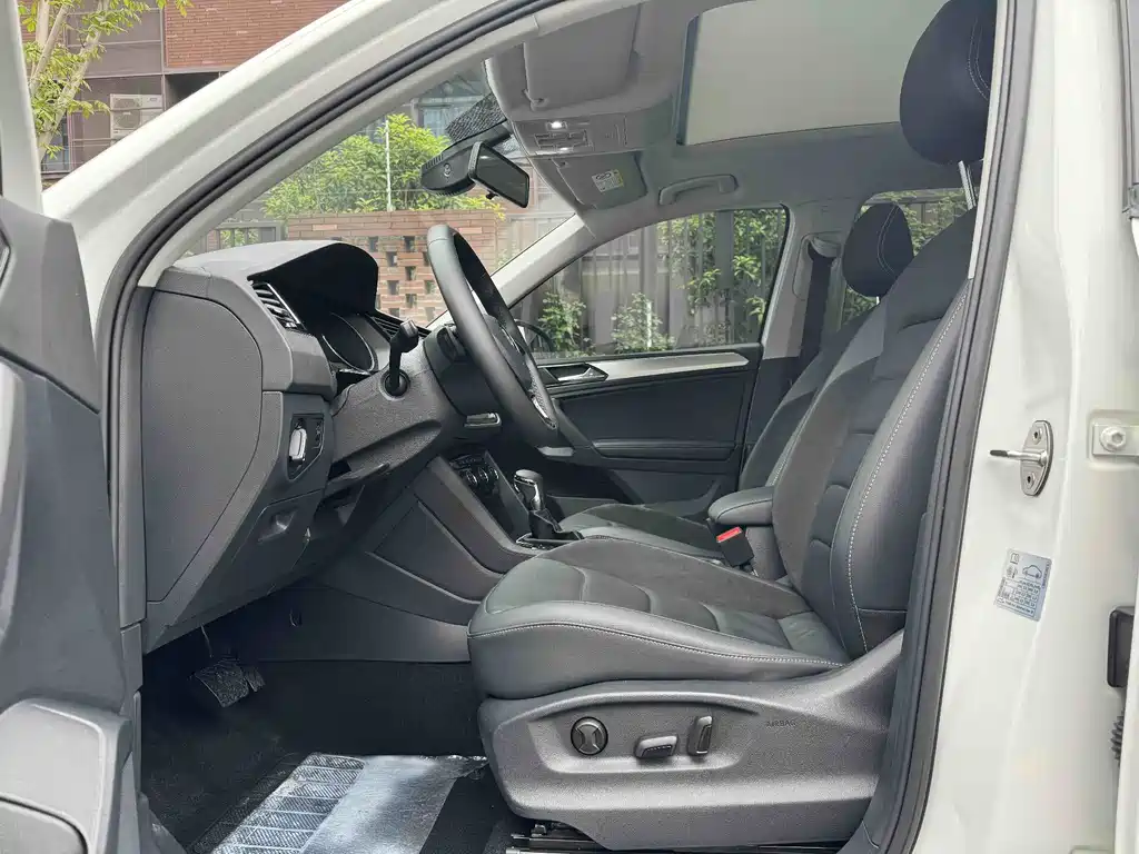 Volkswagen Tiguan L L 2020 330TSI AT Comfort VI