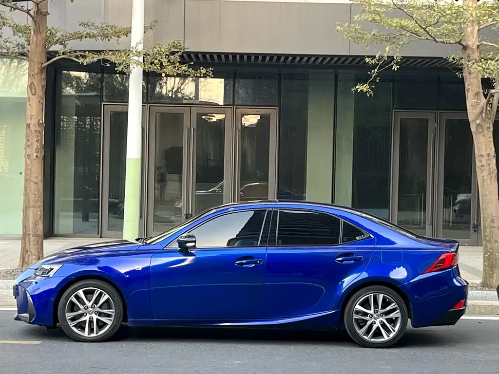 LEXUS IS