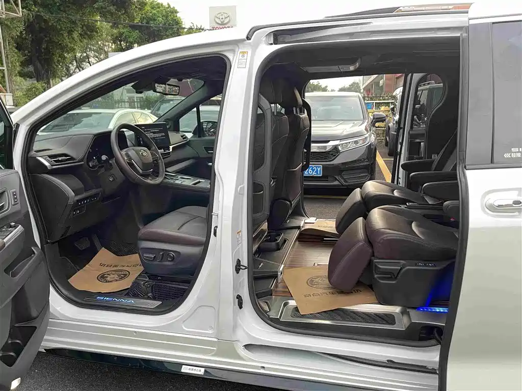 Toyota Sienna — миниатюра 19