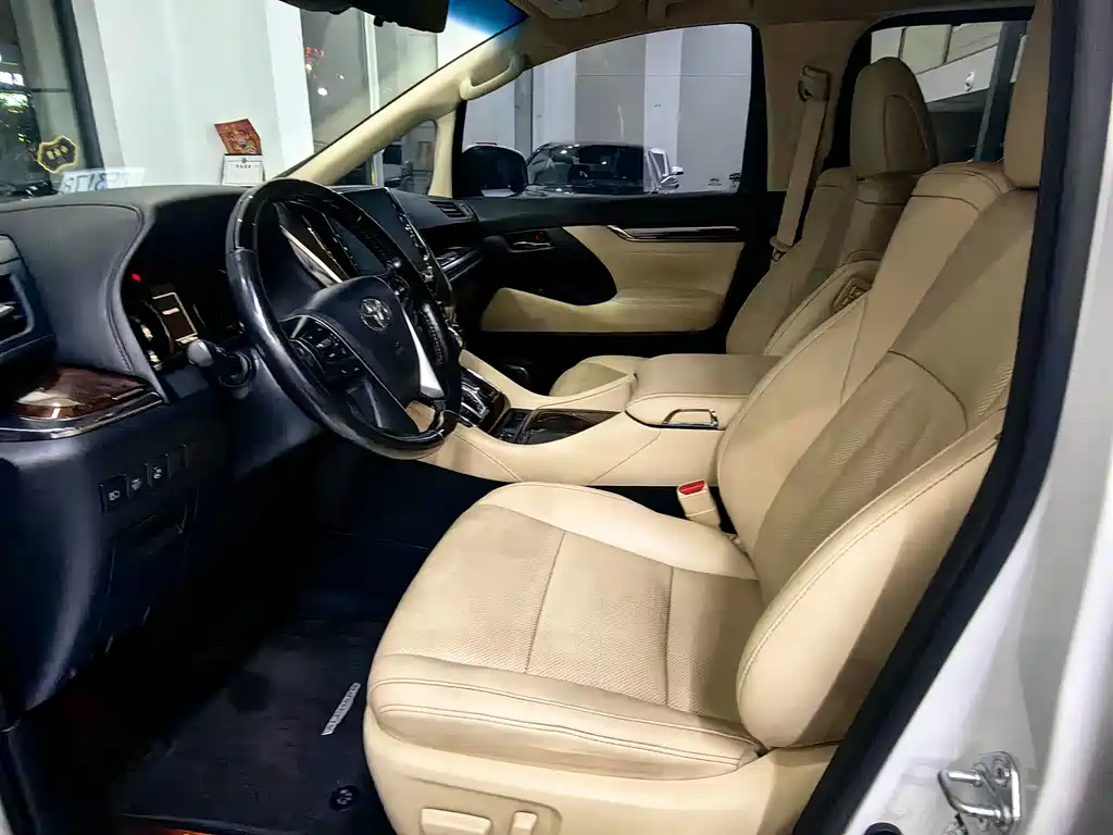 Toyota Alphard — миниатюра 12