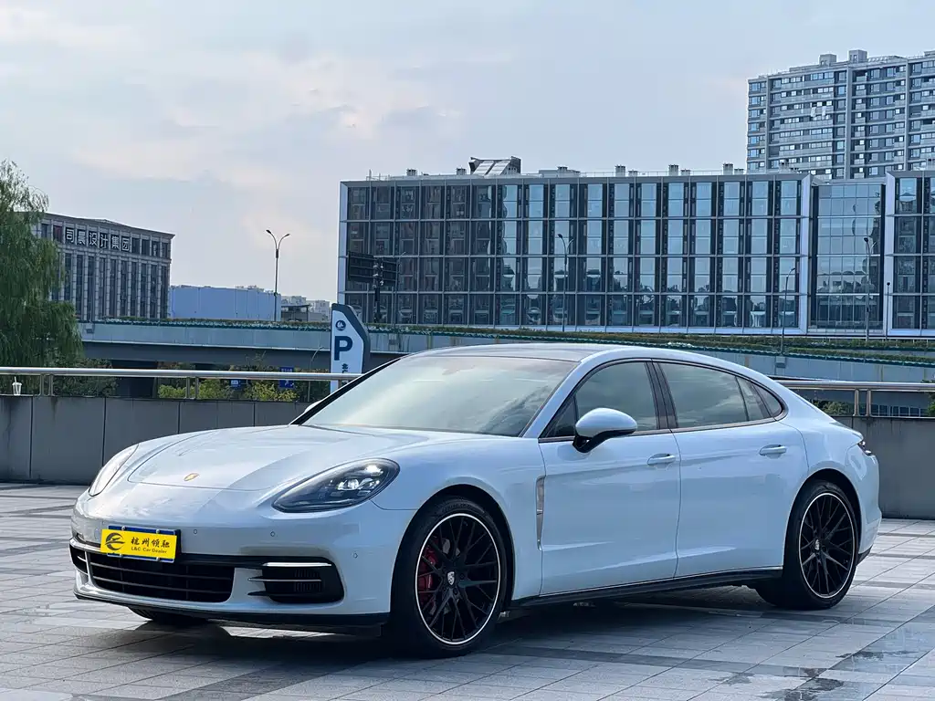 PORSCHE PANAMERA