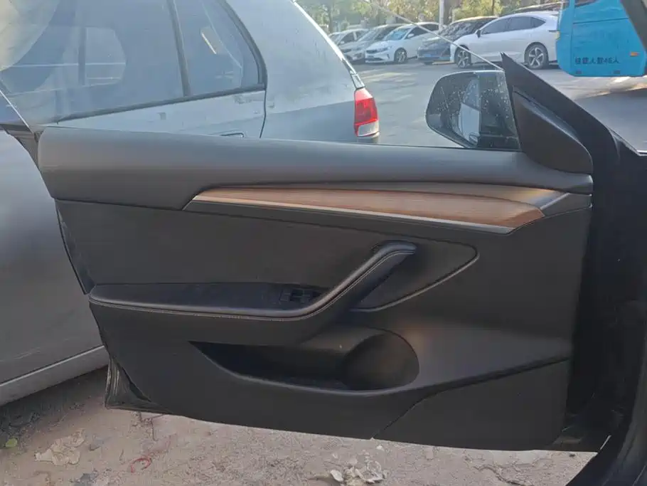 Tesla Model 3 — миниатюра 7