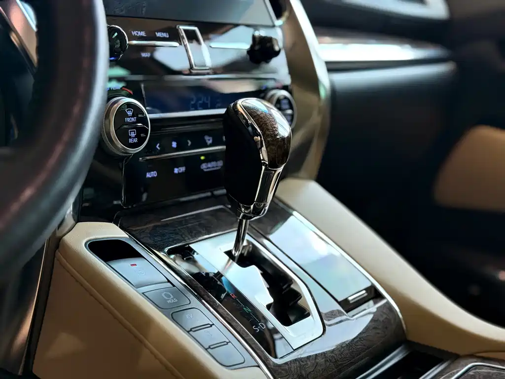 Toyota Alphard — миниатюра 9
