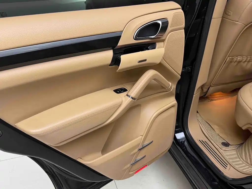 Porsche Cayenne — миниатюра 11