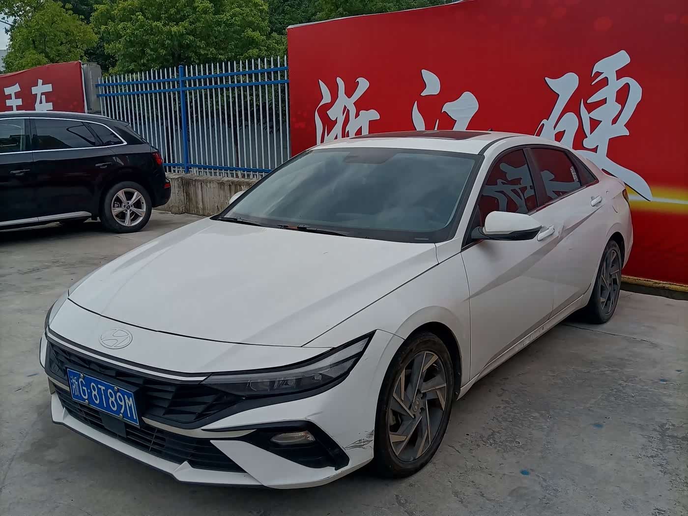 Hyundai Elantra 1.5 л 2023 г. Белый, пробег 40000 км