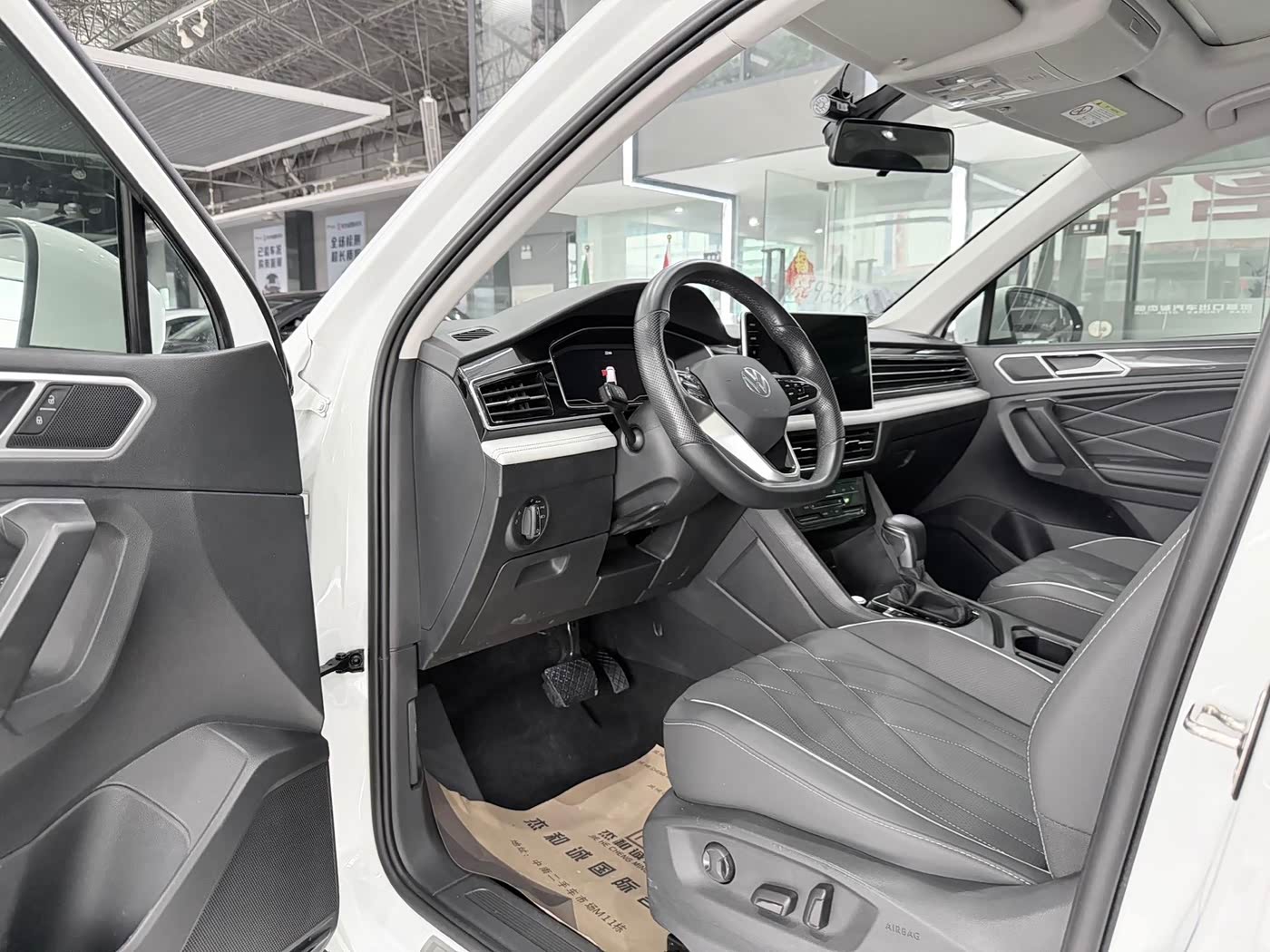 Volkswagen Tiguan L 1.4 л 2023 г. Белый, пробег 31000 км
