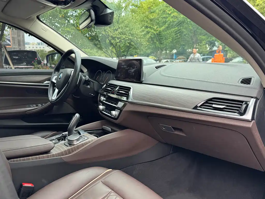 BMW 5 Series — миниатюра 17