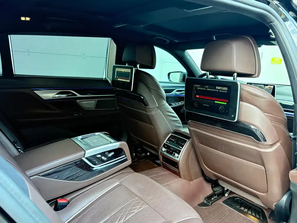 BMW 7 Series — миниатюра 13
