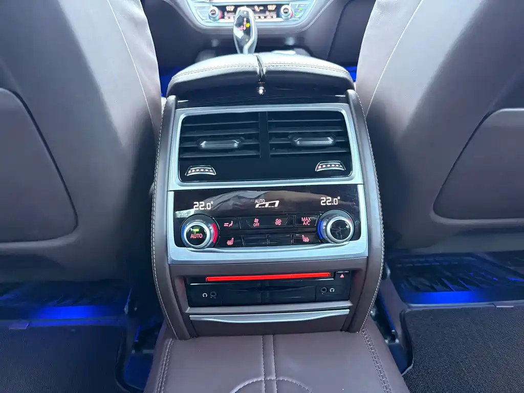BMW 7 Series — миниатюра 17