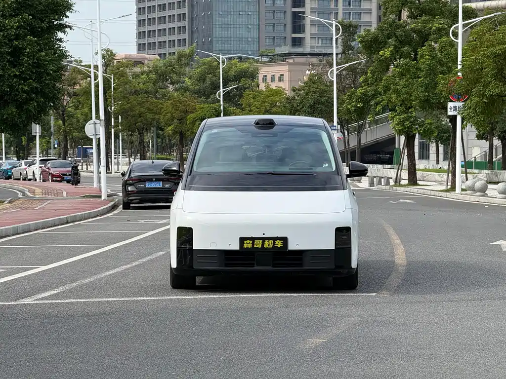 Li Auto Li MEGA — миниатюра 2