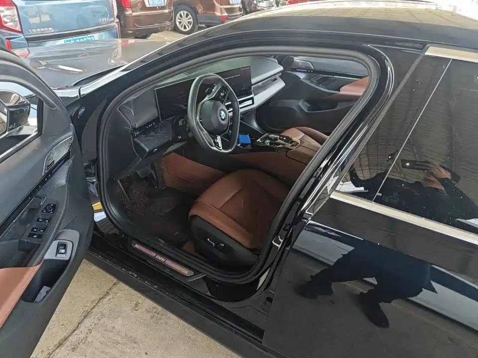 BMW 5 Series — миниатюра 3