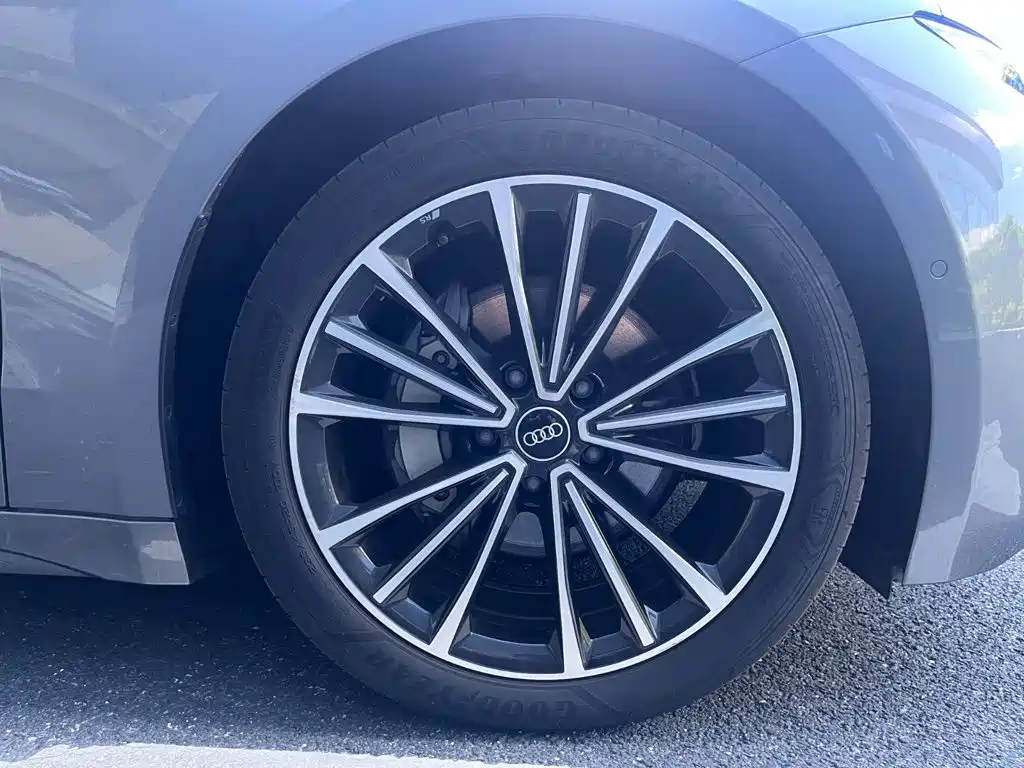 Audi A6L e-tron — миниатюра 14