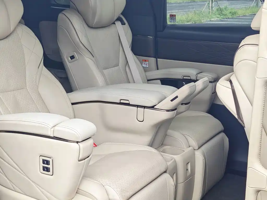 Toyota Vellfire — миниатюра 10