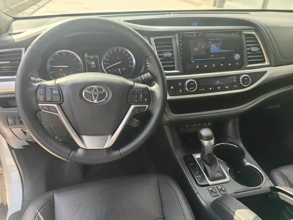 TOYOTA HIGHLANDER