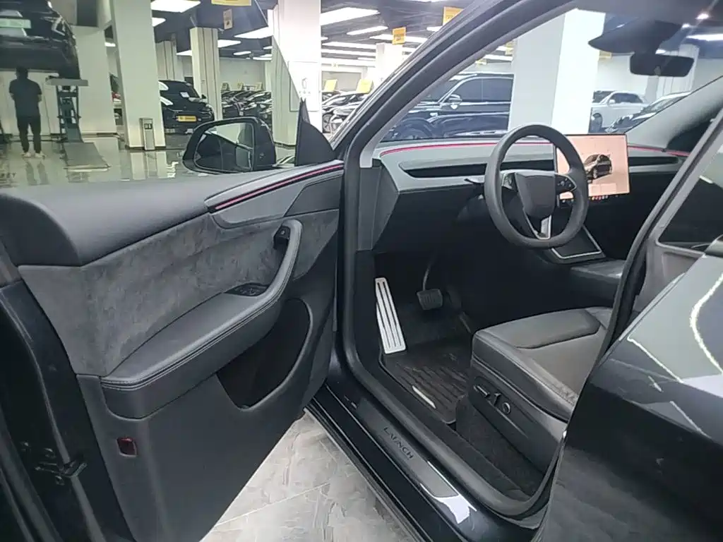 Tesla Model Y — миниатюра 16