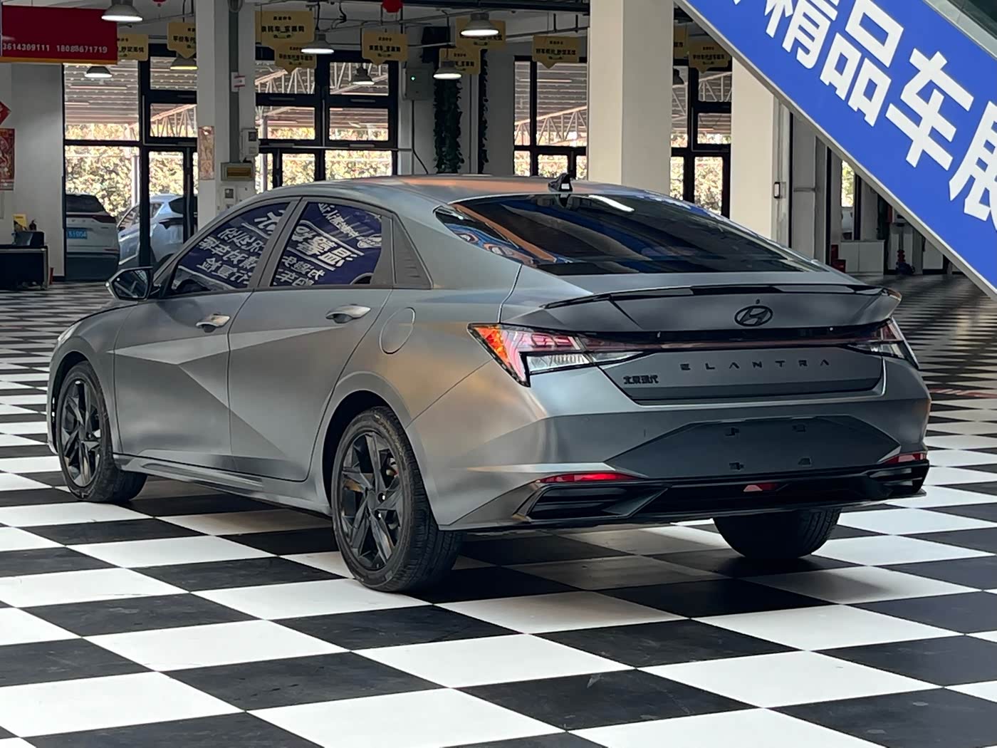 Hyundai Elantra 1.5 л 2023 г. Серебристо-серый, пробег 19500 км