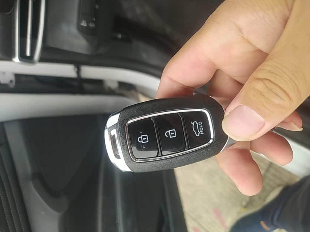 Hyundai Elantra 1.5 л 2024 г. Белый, пробег 32700 км
