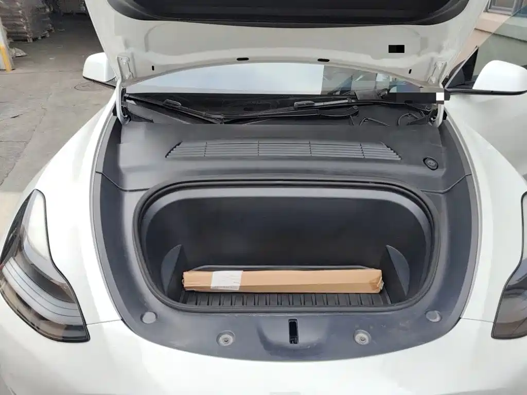 Tesla Model Y — миниатюра 15