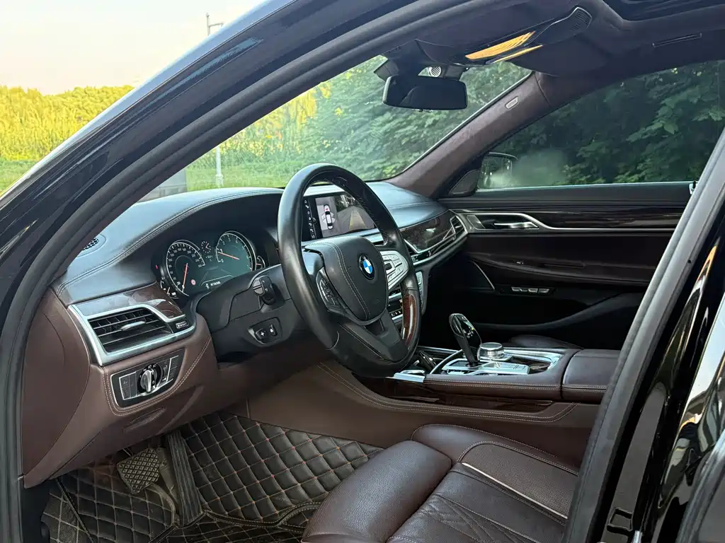 BMW 7 Series — миниатюра 6