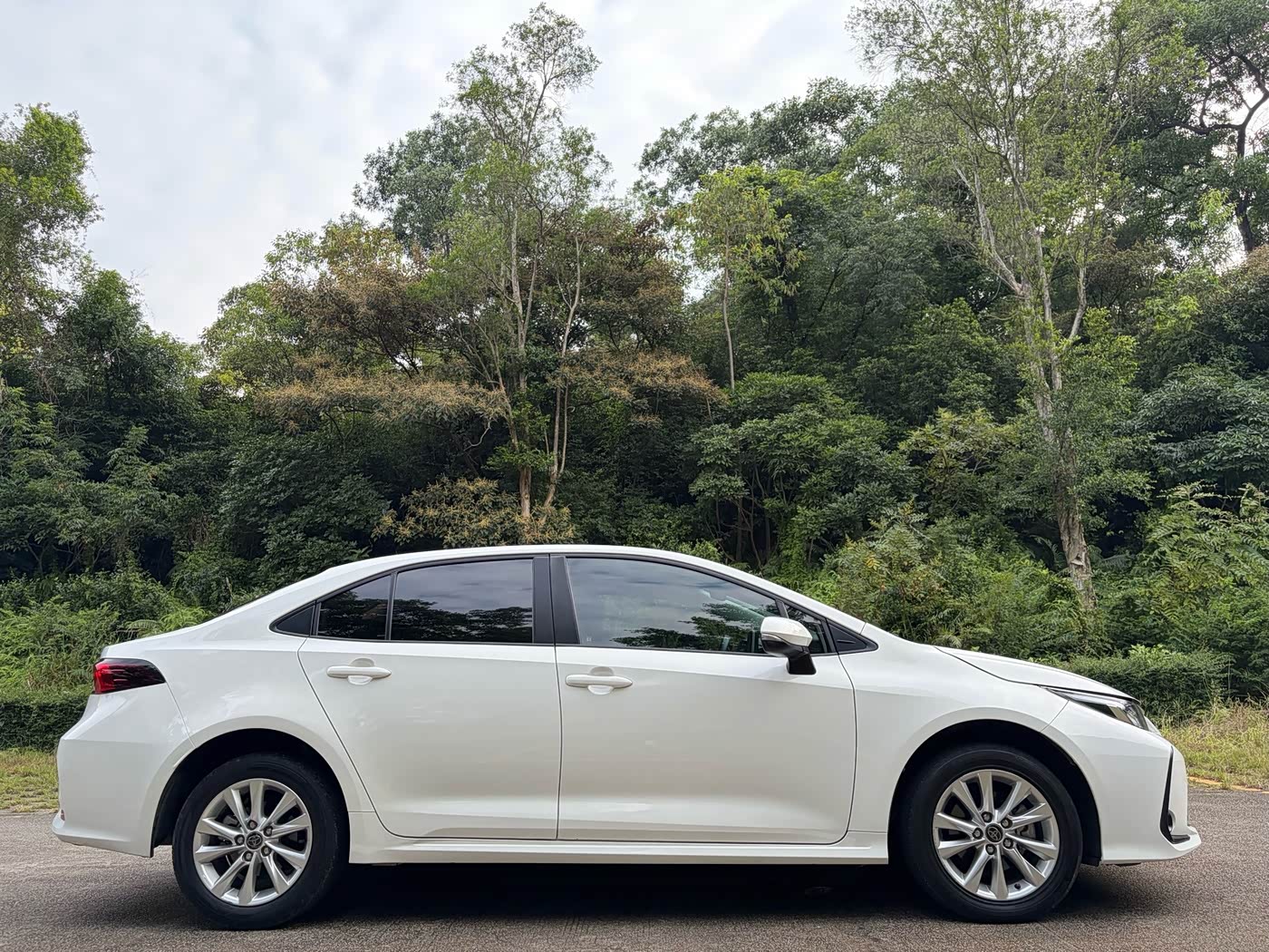 Toyota Corolla 1.2 л 2022 г. Белый, пробег 40000 км