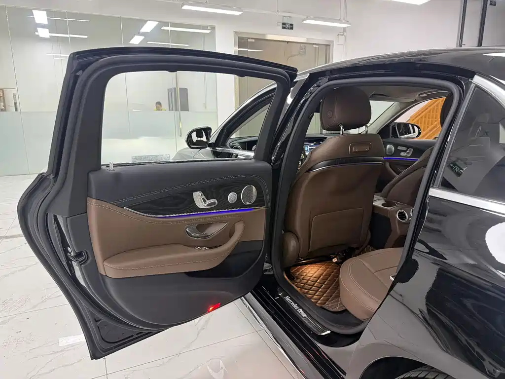 Mercedes-Benz E-Class — миниатюра 13
