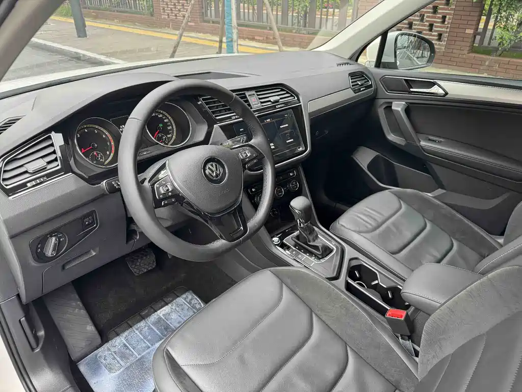 Volkswagen Tiguan L L 2020 330TSI AT Comfort VI