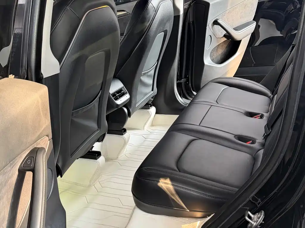 Tesla Model Y — миниатюра 7