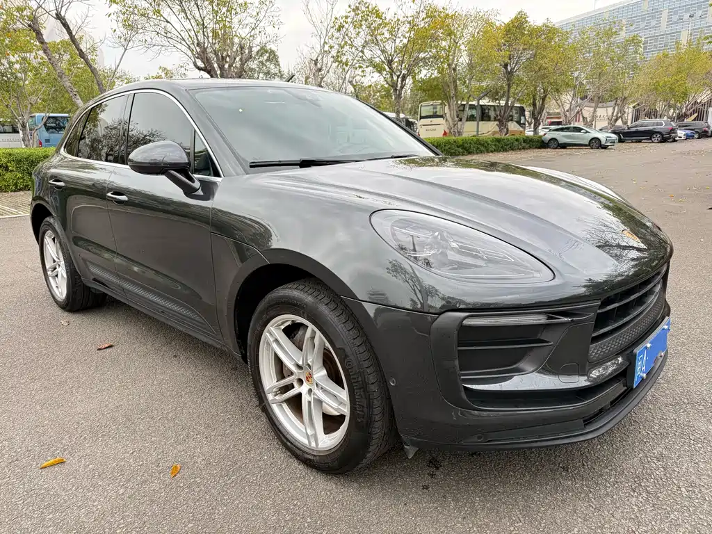 PORSCHE MACAN