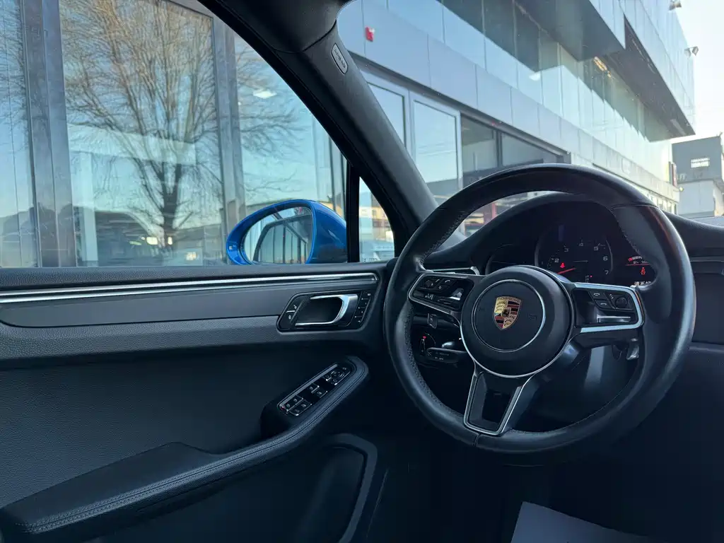 PORSCHE MACAN
