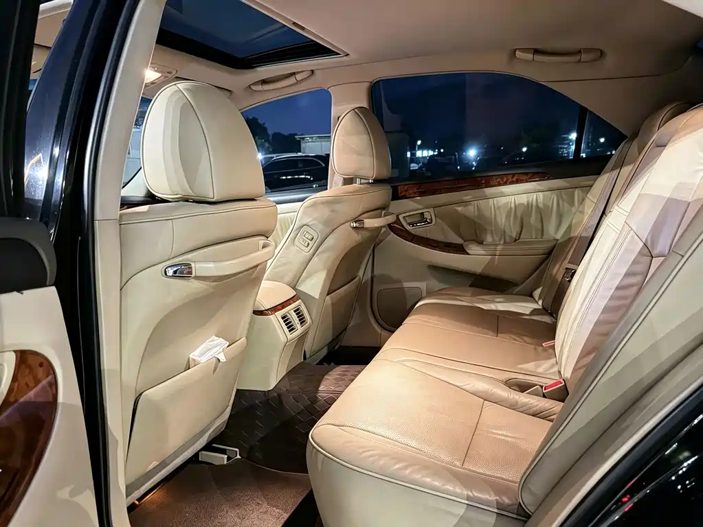 Toyota Crown — миниатюра 4